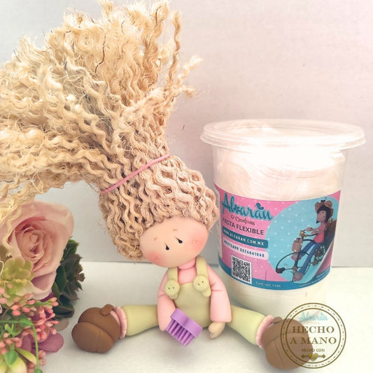 Muestra de pasta flexible Aloaran con colores vibrantes y acabado liso profesional junto a tubos de óleo.