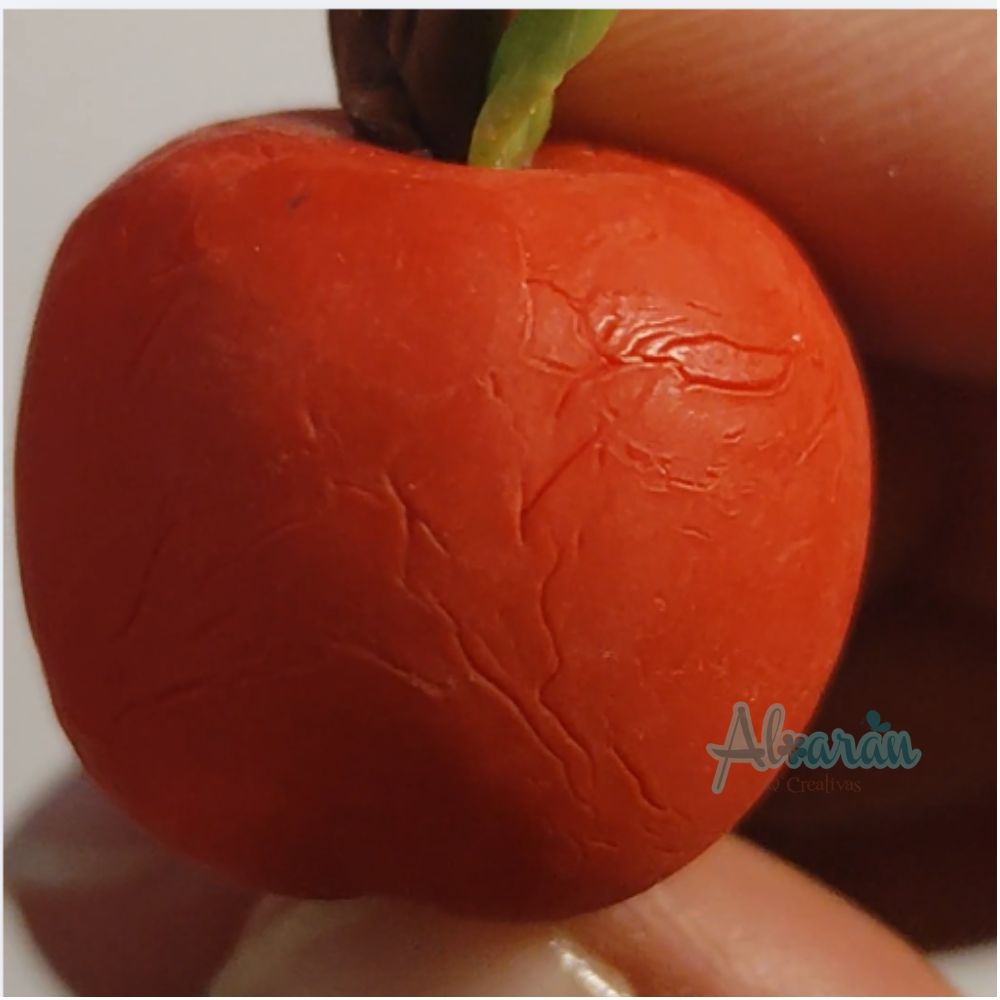 "Mujer modelando figura sin grietas con pasta flexible y herramientas profesionales Aloaran para manualidades."