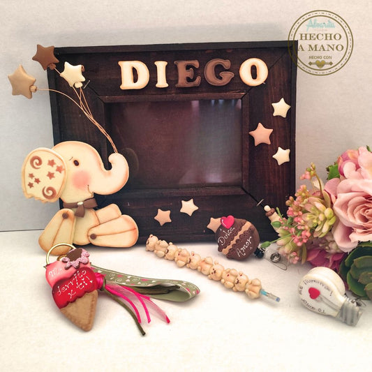 Variedad de recuerdos hechos a mano con pasta flexible Aloaran: llaveros, plumas decoradas y apliques de colores.